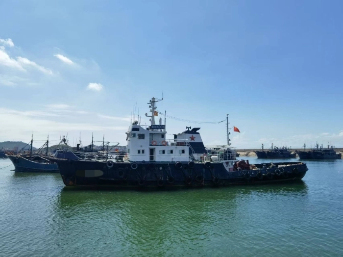 A4463 出售42米 ccs1300马力近海航区破冰拖轮一艘，1. 总长：42.55m2. 船长：36.00m3. 满载水线长 39.00m
 4. 船宽：9.60m 5. 型深：4.20m 奥玛明盘135万