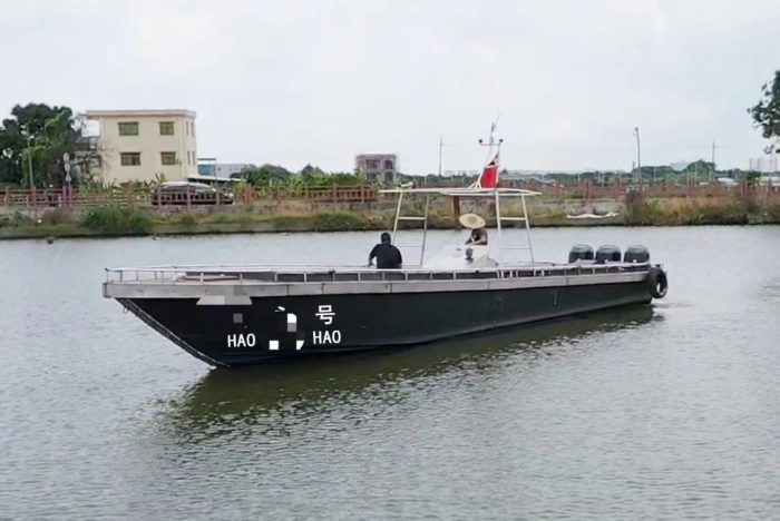 A4427 出售一艘12.88米工作艇，宽2.92米，深1.21米，2020年建造，ccs四类证书，水星350挂机3 台，船东要求23.8万处理。广东看船。 (3)