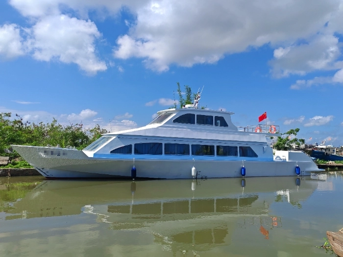 A4488 铝合金交通艇 2019年造 长23.35宽4.8米 底轴柴油主机双机816匹 航速18节 使用300小时 发电机 空调 导航等设备齐全 刚上排整船保养喷漆完成