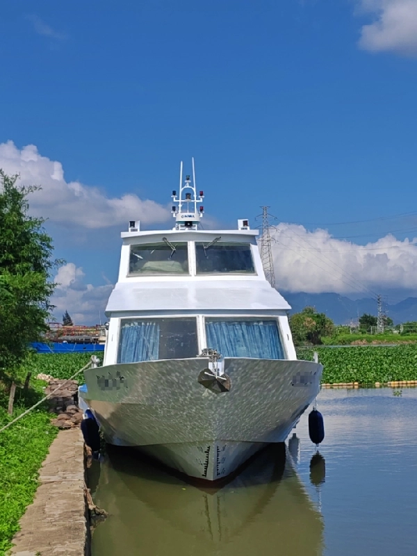 A4488 铝合金交通艇 2019年造 长23.35宽4.8米 底轴柴油主机双机816匹 航速18节 使用300小时 发电机 空调 导航等设备齐全 刚上排整船保养喷漆完成 (2)