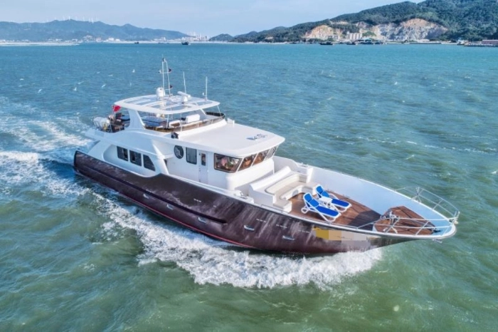 A4499 85尺探险式飞桥游艇，CCS三类CCS，超豪华装修，2019年建造，用的时间很少，主机上柴370马力两台，道尔滋发电机，四台水冷空调，原价980万，船东现在想320万处理。
​