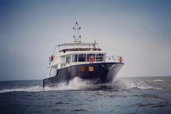 A4499 85尺探险式飞桥游艇，CCS三类CCS，超豪华装修，2019年建造，用的时间很少，主机上柴370马力两台，道尔滋发电机，四台水冷空调，原价980万，船东现在想320万处理。
​ (2)