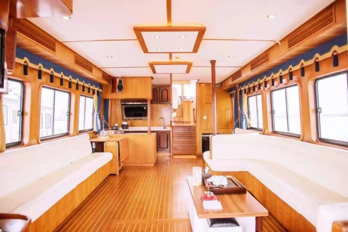 A4499 85尺探险式飞桥游艇，CCS三类CCS，超豪华装修，2019年建造，用的时间很少，主机上柴370马力两台，道尔滋发电机，四台水冷空调，原价980万，船东现在想320万处理。
​ (9)