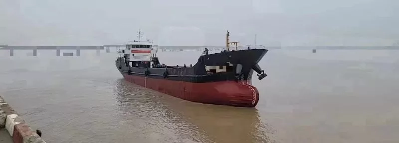 A3372 出售供水船1000吨，沿海航区，主机6170型，2004年出厂，ZC.证书，浙江看船