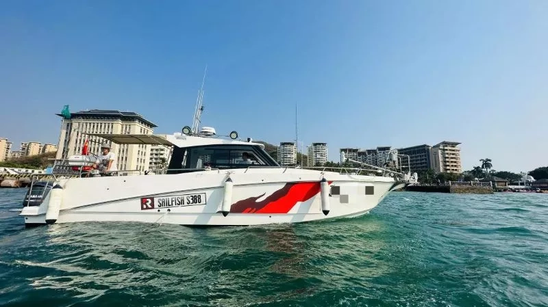 A3931 38.8尺（11.6米）ccs二类钓鱼艇雅马哈300两台使用30小时。2024年建造，配备空调发电机顶流机，全新下来110万，现在95万出售（准新船）