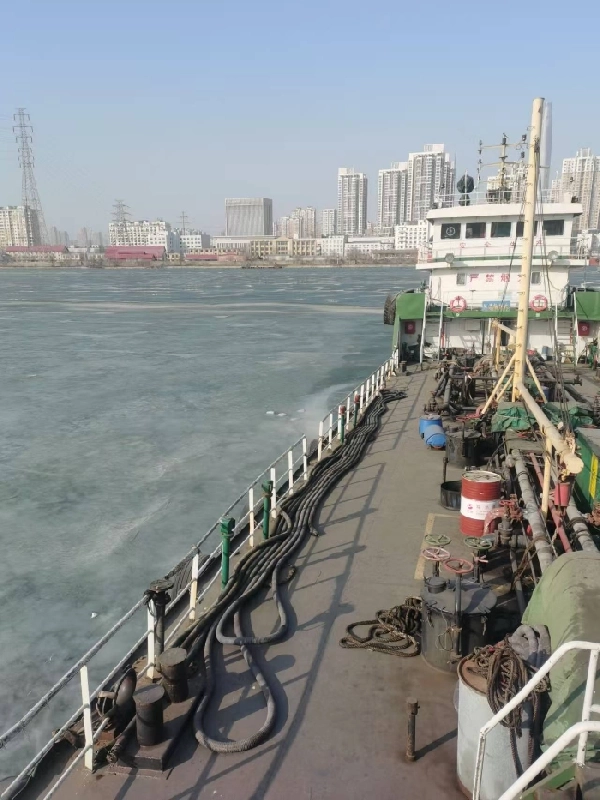 A4216 出售沿海650吨油船，建造日期2010年船体部分
总长 50.80m	船长 45.60	m	满载水线长47.90m，船宽 9.20m	型深 4.00m	空载吃水 2.123m，满载吃水_ 3.400m	满载排水量1124.000t	空载排水量 650.800，参考载货量 560航区沿海	营运海区	A1+A2。 (2)