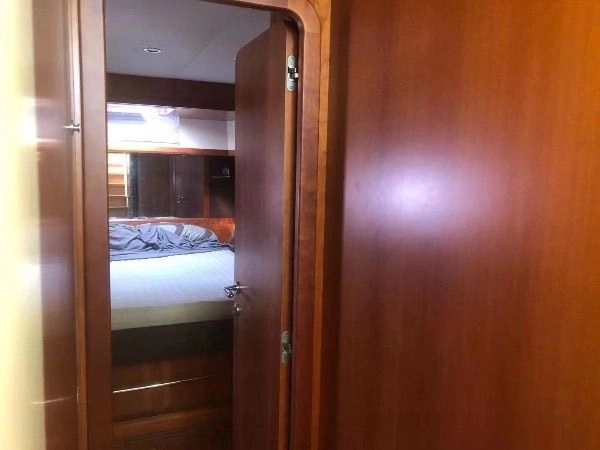 A2933 出售 意大利进口CCS三类飞桥游艇，长18.29米，装配双机MAN-V8，带豪华装修！全国落户！ (9)