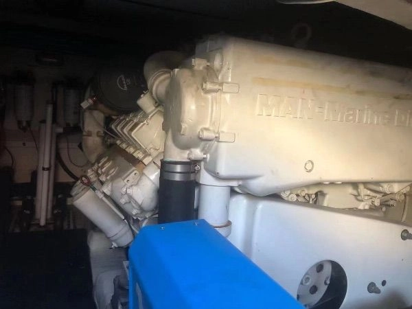 A2933 出售 意大利进口CCS三类飞桥游艇，长18.29米，装配双机MAN-V8，带豪华装修！全国落户！ (10)