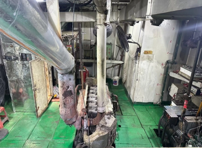 A4491 船东出售10年1100立方开体运泥船，长57米，宽12.8米，型深4.3米，空载吃水1.3米，满载吃水3.2米，CCS沿海证书，船况好，可运石头，刚刚大保养好， (4)