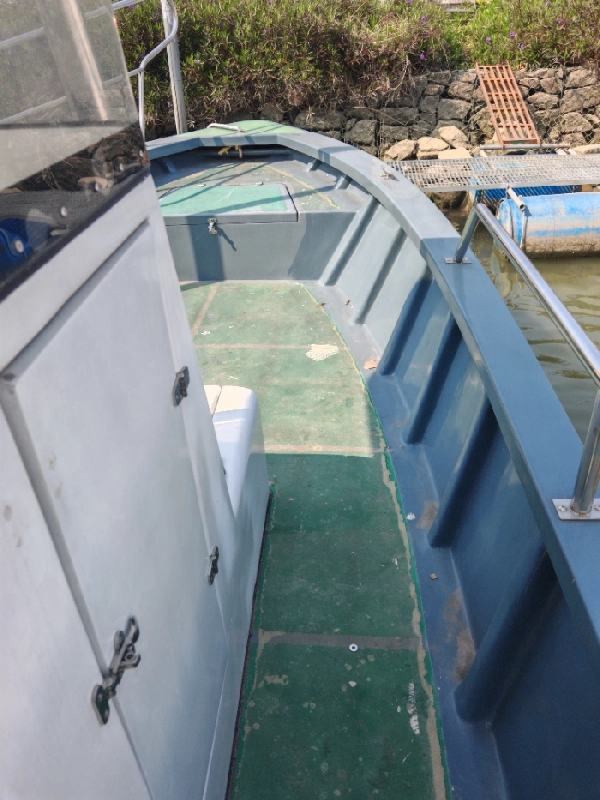 A4354 出售珠海飞驰玻璃钢钓鱼艇，长9.28米 宽2.4米，2024年9月建造，水星300机器，高速机。机器100小时，ccs四类，带雷达和夜航，准新艇，全网明盘18万，低价处理！ (9)