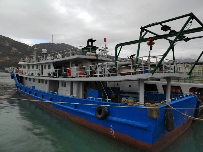 A4092 全钢质海钓船 2019年 固定钓位18个 房间14间 ，每间房间2个床位（上下铺）。公共次所3间， 淋浴室2间，平底船稳定性强，抗11级风，7米浪！两台康明斯发动机合共1200匹马力， 经济航速10-11节！三台发电机组，两台高配置鱼探机，两台卫星电话！卫星wifi！ 卫星电视、麻将房！油箱40吨，水箱40左右，航行800海里用9吨油，航速1200转9节 冰仓尺寸7米X13米X3米 (2)