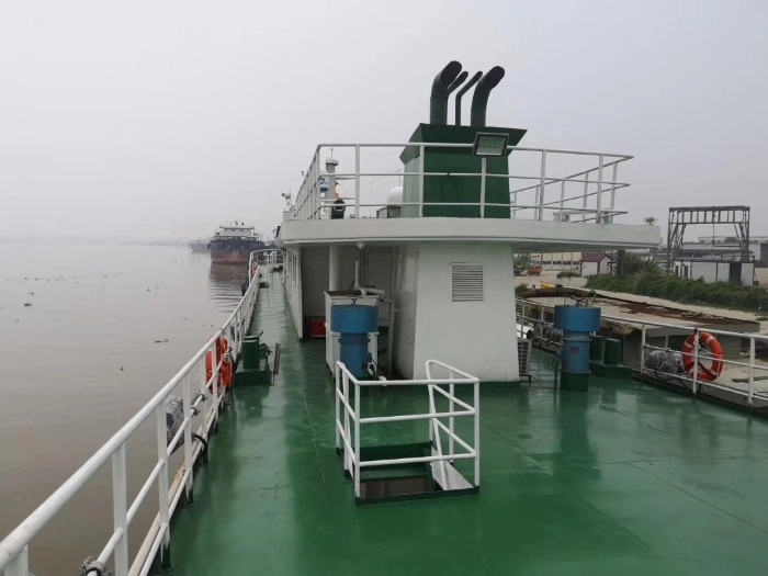 A4092 全钢质海钓船 2019年 固定钓位18个 房间14间 ，每间房间2个床位（上下铺）。公共次所3间， 淋浴室2间，平底船稳定性强，抗11级风，7米浪！两台康明斯发动机合共1200匹马力， 经济航速10-11节！三台发电机组，两台高配置鱼探机，两台卫星电话！卫星wifi！ 卫星电视、麻将房！油箱40吨，水箱40左右，航行800海里用9吨油，航速1200转9节 冰仓尺寸7米X13米X3米 (3)