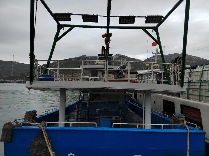 A4092 全钢质海钓船 2019年 固定钓位18个 房间14间 ，每间房间2个床位（上下铺）。公共次所3间， 淋浴室2间，平底船稳定性强，抗11级风，7米浪！两台康明斯发动机合共1200匹马力， 经济航速10-11节！三台发电机组，两台高配置鱼探机，两台卫星电话！卫星wifi！ 卫星电视、麻将房！油箱40吨，水箱40左右，航行800海里用9吨油，航速1200转9节 冰仓尺寸7米X13米X3米 (4)