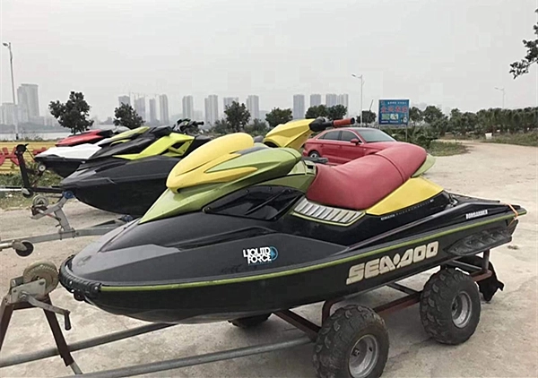 出售庞巴迪 215 RXP 摩托艇，船况精品！