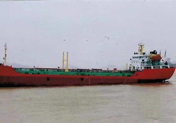 出售05年3390T油船，市场上不多见的一艘大舱容油船。
