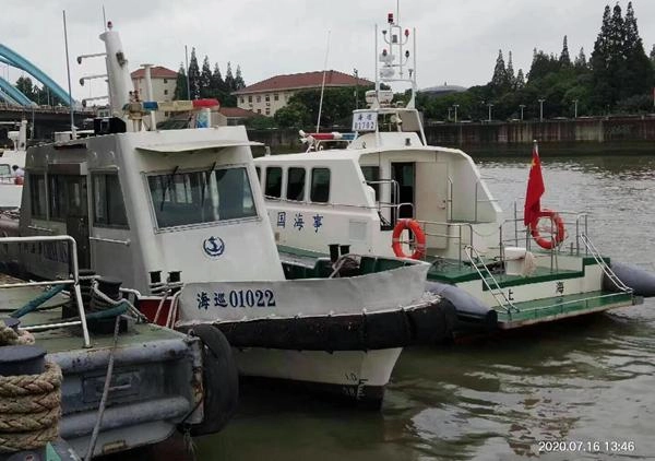 出售2条玻璃钢，2条钢铁海事退役船。