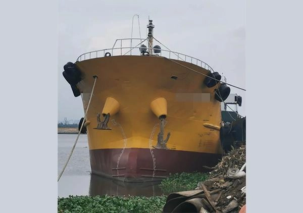 出售双底单壳油船，证书499吨，实载926吨，船况非常好。