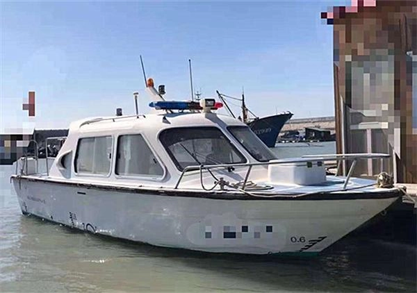 出售沿海小交通船一艘，8.2米，雅马哈150两冲机器，zc船检，2018年建造，15万。
