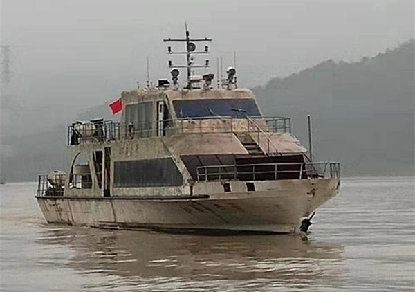 #L10 出售33米沿海交通船，豪华轮机配置，卡特c32机器1500马力两台，ccs证书，船况非常漂亮！200万转让。