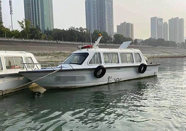 出售8.35米内河交通艇，宽2.5米，船非常新，手续齐全，低价12万转让。