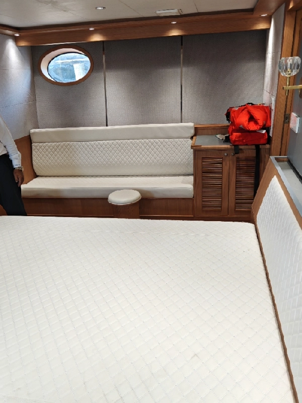 A4064 超级笋货，72尺豪华游艇，沃尔沃800马力两台，航速25节，CCS三类游艇，建造完工日期2019年11月，艇长_21.80	m 艇宽	5.28，型深 2.76 m，乘员定额12人，齿轮箱，ZF325-1AE 数量2台，船配有1台功率25kW柴油发电机组。全船智能化控制系统。奥玛明盘298w (15)
