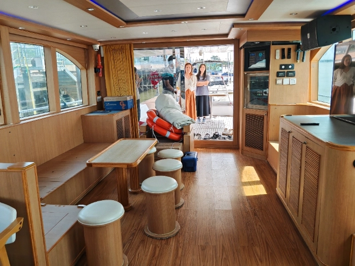 A4064 超级笋货，72尺豪华游艇，沃尔沃800马力两台，航速25节，CCS三类游艇，建造完工日期2019年11月，艇长_21.80	m 艇宽	5.28，型深 2.76 m，乘员定额12人，齿轮箱，ZF325-1AE 数量2台，船配有1台功率25kW柴油发电机组。全船智能化控制系统。奥玛明盘298w (22)