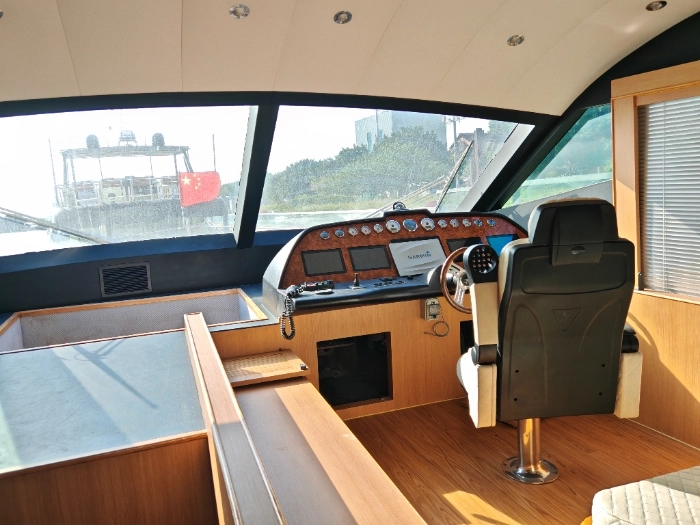 A4064 超级笋货，72尺豪华游艇，沃尔沃800马力两台，航速25节，CCS三类游艇，建造完工日期2019年11月，艇长_21.80	m 艇宽	5.28，型深 2.76 m，乘员定额12人，齿轮箱，ZF325-1AE 数量2台，船配有1台功率25kW柴油发电机组。全船智能化控制系统。奥玛明盘298w (8)