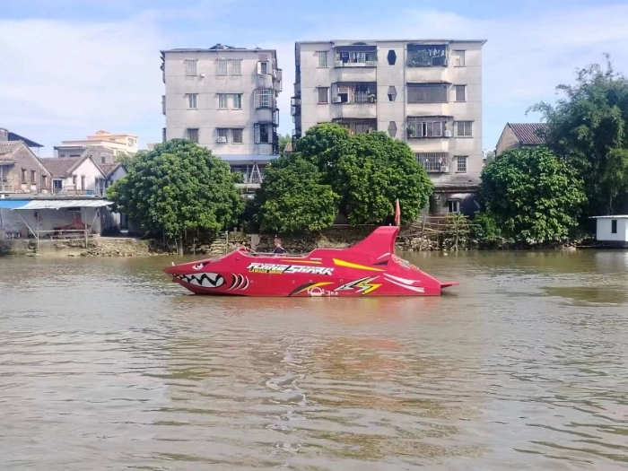 A4082 出售铝合金飞鲨艇，8.6米*2.5米，水星270马力柴油机2台，配新西兰喷泵，证书载人12人，可座21人，ccs营运手续。