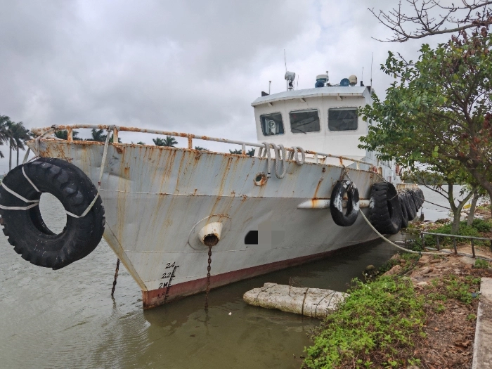 A3950 出售38.4米沿海航区ccs证书45人交通船一艘，宽7.2米，深3米，2016年建造，主机潍柴6170  280kw两台。船况保养非常好。卖220万 (2)