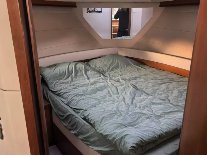 A4173 出售一艘36尺玻璃钢游艇，艇长12.05米 艇宽3.94米
型深	2.03米。乘员定额	10人主机美国水星柴油QSD4，257kw两台，zc证书，天津船籍港。 (9)