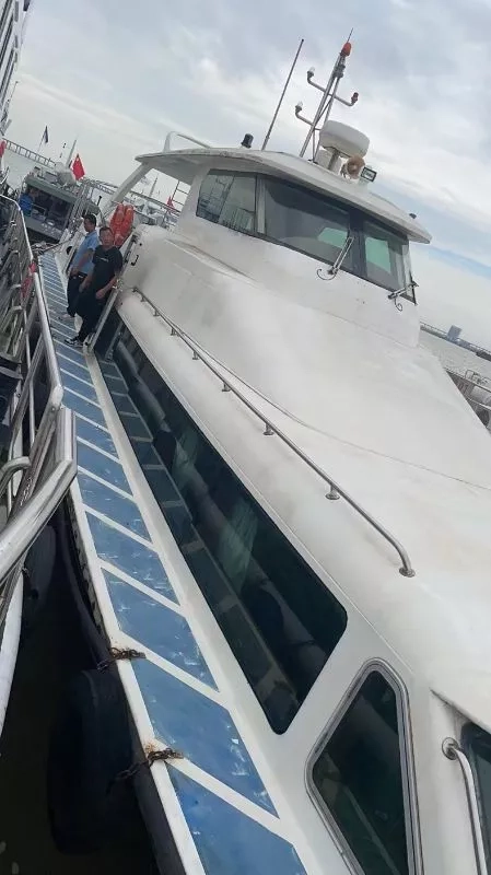 A3535 出售26米退役公务艇，宽4.8米，深2.2米，沃尔沃双机195kw两台，机器嘎嘎新，保养好，明盘30万，福建看船。