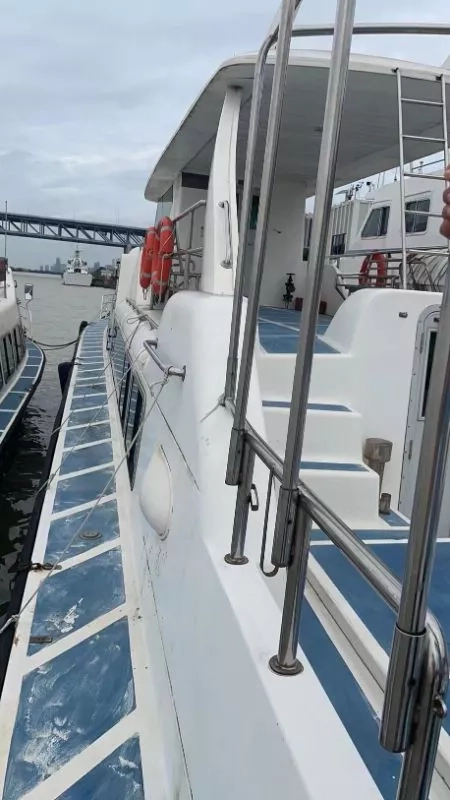 A3535 出售26米退役公务艇，宽4.8米，深2.2米，沃尔沃双机195kw两台，机器嘎嘎新，保养好，明盘30万，福建看船。 (2)