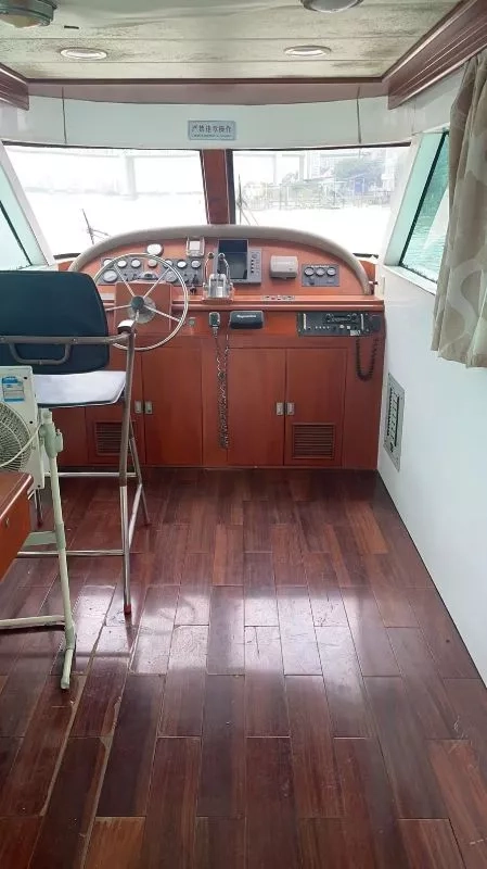 A3535 出售26米退役公务艇，宽4.8米，深2.2米，沃尔沃双机195kw两台，机器嘎嘎新，保养好，明盘30万，福建看船。 (3)