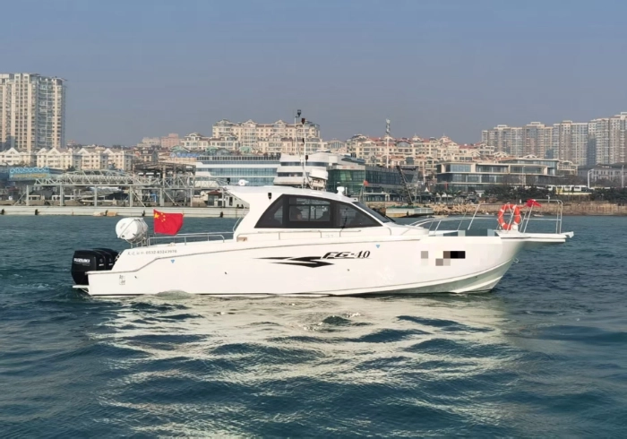 A4323 出售青岛昊运36尺CCS三类三机钓鱼艇，2023年建造，长12米，宽3.2米，额定人数10人，主机铃木三台，带雷达，带夜航，有卫生间和休息舱，豪华装修，机器使用100小时，这是准新船，明盘80w。