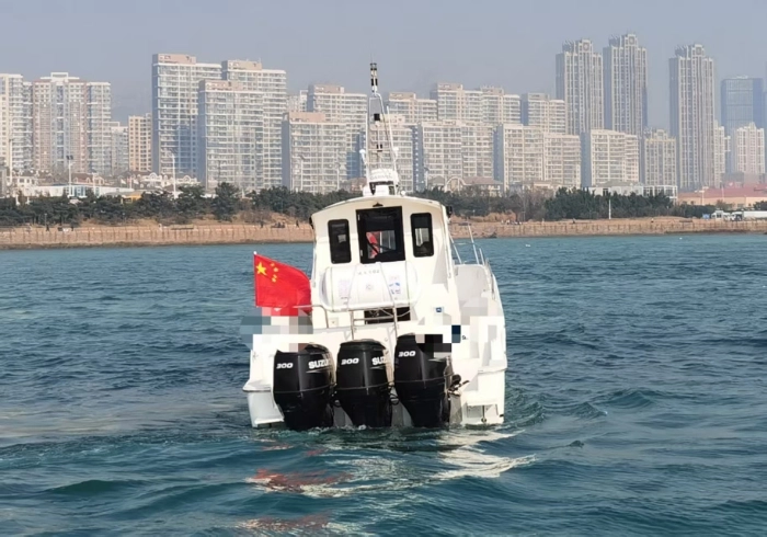 A4323 出售青岛昊运36尺CCS三类三机钓鱼艇，2023年建造，长12米，宽3.2米，额定人数10人，主机铃木三台，带雷达，带夜航，有卫生间和休息舱，豪华装修，机器使用100小时，这是准新船，明盘80w。 (2)