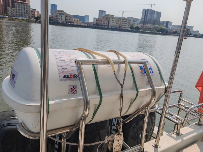 A4323 出售青岛昊运36尺CCS三类三机钓鱼艇，2023年建造，长12米，宽3.2米，额定人数10人，主机铃木三台，带雷达，带夜航，有卫生间和休息舱，豪华装修，机器使用100小时，这是准新船，明盘80w。 (22)