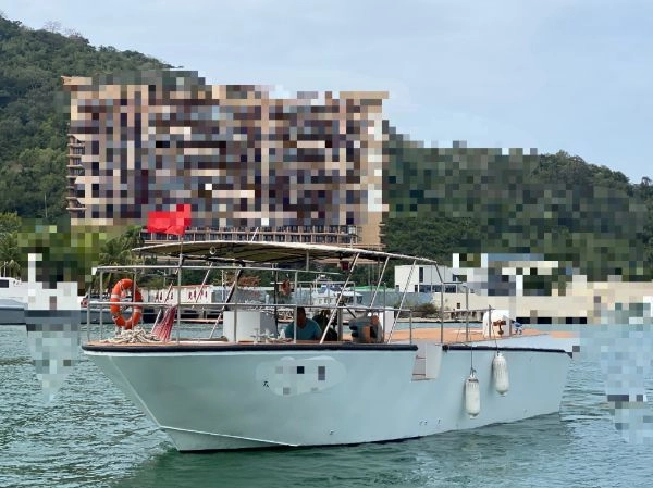 A2819 出售11米铝合金海上拖伞船一艘，2021年建造，游艇第四类ZC证书，柴油底轴机器，上柴D683  259kw主机一台，航速27节，船况漂亮！