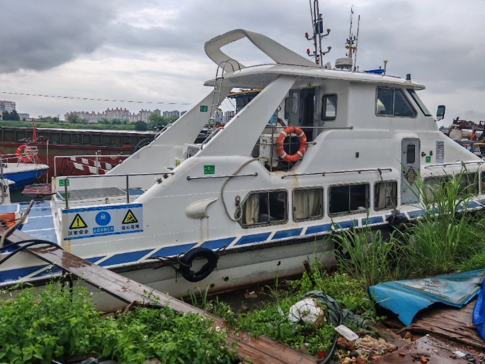 A4495 出售20米沿海交通船一个艘，玻璃钢材质，沿海航区，豪华装修，带会议室，船况漂亮， 建造厂：镇江船厂.总长：20米.型宽：4.8米型深：2.18米，主机潍柴wd615 两台，共560马力， 建造日期：2011年9月21日，奥玛明盘68万