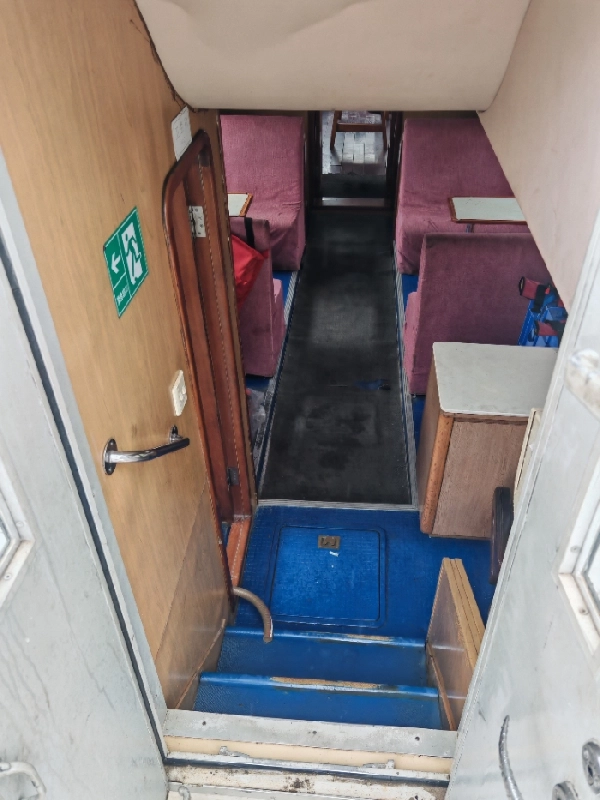 A4495 出售20米沿海交通船一个艘，玻璃钢材质，沿海航区，豪华装修，带会议室，船况漂亮， 建造厂：镇江船厂.总长：20米.型宽：4.8米型深：2.18米，主机潍柴wd615 两台，共560马力， 建造日期：2011年9月21日，奥玛明盘68万 (12)