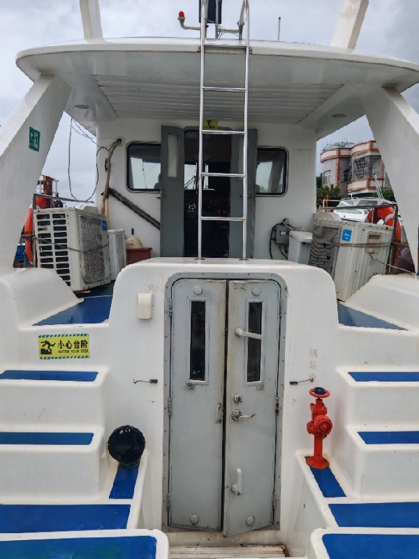 A4495 出售20米沿海交通船一个艘，玻璃钢材质，沿海航区，豪华装修，带会议室，船况漂亮， 建造厂：镇江船厂.总长：20米.型宽：4.8米型深：2.18米，主机潍柴wd615 两台，共560马力， 建造日期：2011年9月21日，奥玛明盘68万 (15)