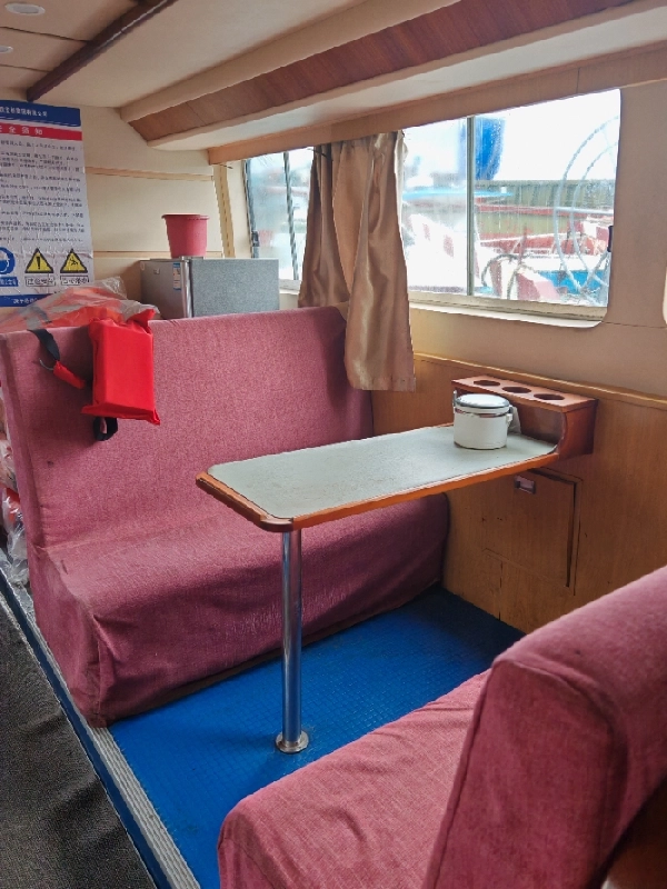 A4495 出售20米沿海交通船一个艘，玻璃钢材质，沿海航区，豪华装修，带会议室，船况漂亮， 建造厂：镇江船厂.总长：20米.型宽：4.8米型深：2.18米，主机潍柴wd615 两台，共560马力， 建造日期：2011年9月21日，奥玛明盘68万 (16)