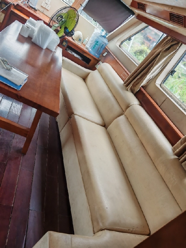 A4495 出售20米沿海交通船一个艘，玻璃钢材质，沿海航区，豪华装修，带会议室，船况漂亮， 建造厂：镇江船厂.总长：20米.型宽：4.8米型深：2.18米，主机潍柴wd615 两台，共560马力， 建造日期：2011年9月21日，奥玛明盘68万 (20)