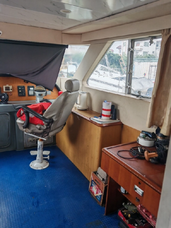 A4495 出售20米沿海交通船一个艘，玻璃钢材质，沿海航区，豪华装修，带会议室，船况漂亮， 建造厂：镇江船厂.总长：20米.型宽：4.8米型深：2.18米，主机潍柴wd615 两台，共560马力， 建造日期：2011年9月21日，奥玛明盘68万 (2)