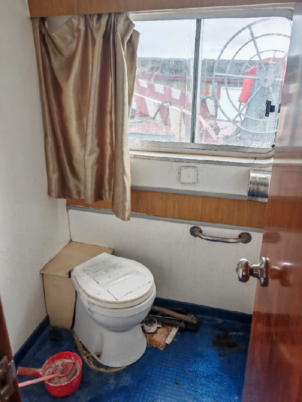 A4495 出售20米沿海交通船一个艘，玻璃钢材质，沿海航区，豪华装修，带会议室，船况漂亮， 建造厂：镇江船厂.总长：20米.型宽：4.8米型深：2.18米，主机潍柴wd615 两台，共560马力， 建造日期：2011年9月21日，奥玛明盘68万 (22)