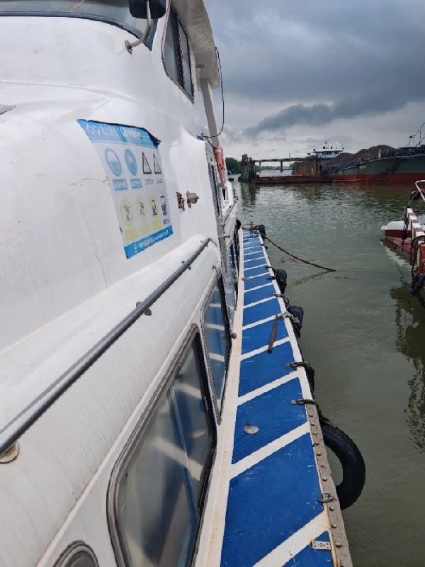 A4495 出售20米沿海交通船一个艘，玻璃钢材质，沿海航区，豪华装修，带会议室，船况漂亮， 建造厂：镇江船厂.总长：20米.型宽：4.8米型深：2.18米，主机潍柴wd615 两台，共560马力， 建造日期：2011年9月21日，奥玛明盘68万 (3)