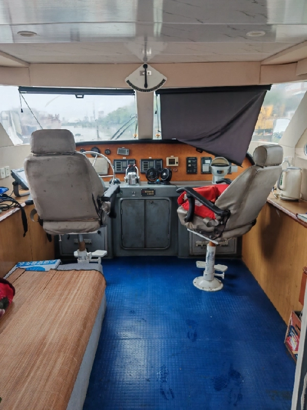 A4495 出售20米沿海交通船一个艘，玻璃钢材质，沿海航区，豪华装修，带会议室，船况漂亮， 建造厂：镇江船厂.总长：20米.型宽：4.8米型深：2.18米，主机潍柴wd615 两台，共560马力， 建造日期：2011年9月21日，奥玛明盘68万 (6)