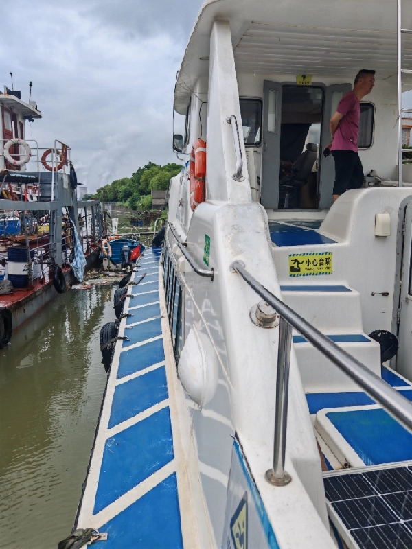 A4495 出售20米沿海交通船一个艘，玻璃钢材质，沿海航区，豪华装修，带会议室，船况漂亮， 建造厂：镇江船厂.总长：20米.型宽：4.8米型深：2.18米，主机潍柴wd615 两台，共560马力， 建造日期：2011年9月21日，奥玛明盘68万 (7)