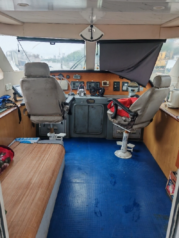 A4495 出售20米沿海交通船一个艘，玻璃钢材质，沿海航区，豪华装修，带会议室，船况漂亮， 建造厂：镇江船厂.总长：20米.型宽：4.8米型深：2.18米，主机潍柴wd615 两台，共560马力， 建造日期：2011年9月21日，奥玛明盘68万 (8)