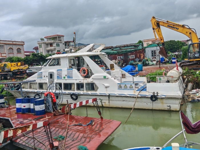 A4495 出售20米沿海交通船一个艘，玻璃钢材质，沿海航区，豪华装修，带会议室，船况漂亮， 建造厂：镇江船厂.总长：20米.型宽：4.8米型深：2.18米，主机潍柴wd615 两台，共560马力， 建造日期：2011年9月21日，奥玛明盘68万 (9)