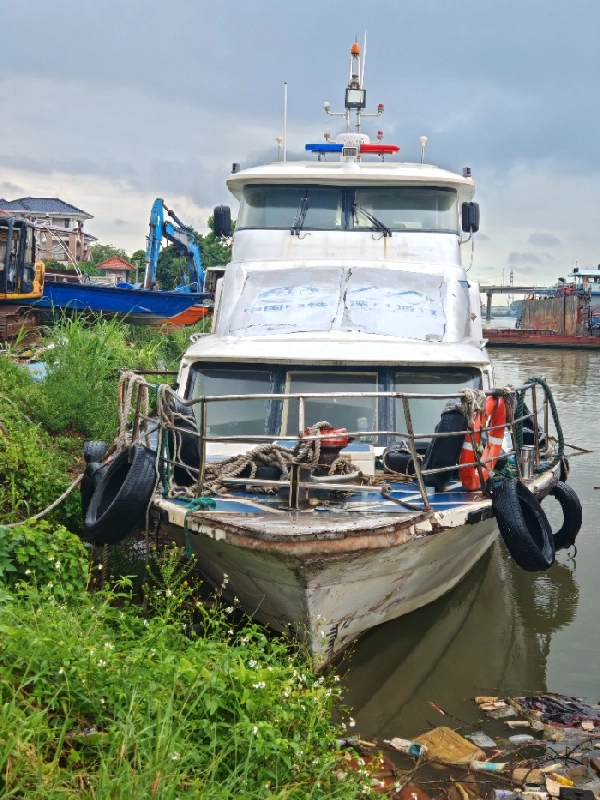 A4495 出售20米沿海交通船一个艘，玻璃钢材质，沿海航区，豪华装修，带会议室，船况漂亮， 建造厂：镇江船厂.总长：20米.型宽：4.8米型深：2.18米，主机潍柴wd615 两台，共560马力， 建造日期：2011年9月21日，奥玛明盘68万 (10)